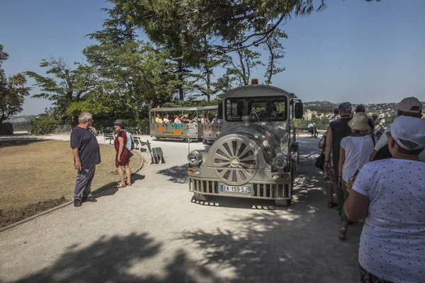 2019年6月26日，法国阿维尼翁：旧城的旅游车 — 图库照片