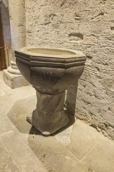 Carcassonne, França, 25 de junho de 2019: Decorative baptismal font in — Fotografia de Stock