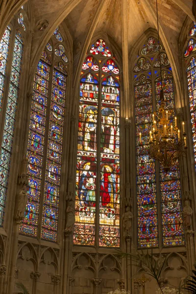 Carcassonne, Francia, 25 de junio de 2019: Viento decorativo de vidrieras — Foto de Stock
