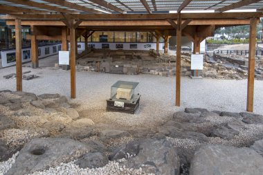 1. yüzyıl sinagog kazısında bulunan antik Magdala taşı.