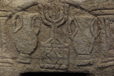 1. yüzyıl sinagog kazısında bulunan antik Magdala taşı.