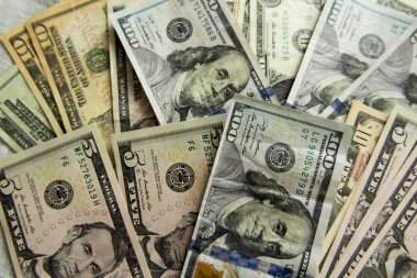 Düz bir sörfün üzerine yayılmış çeşitli banknotlar.