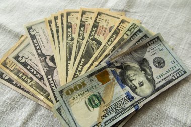 Düz bir sörfün üzerine yayılmış çeşitli banknotlar.