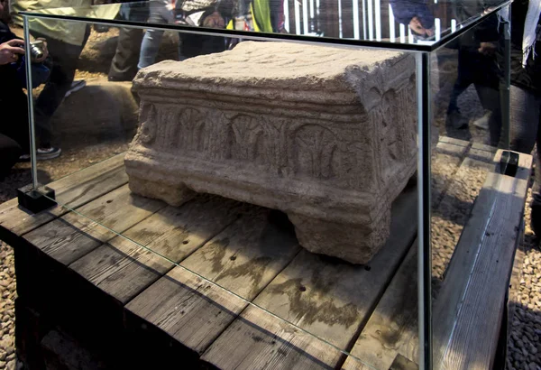 A antiga pedra de Magdala localizada em uma sinagoga do século I cavar — Fotografia de Stock