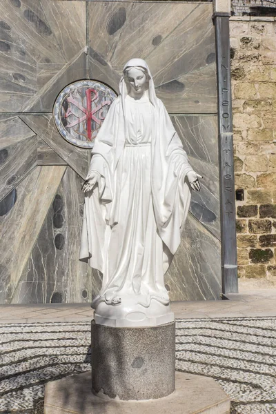 Názáret, Izrael, 2020. január 26: Szűz Mária szobor az udvarban — Stock Fotó