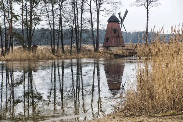 Viejo molino de viento en la isla del estanque en el río Mala Panew i — Foto de Stock