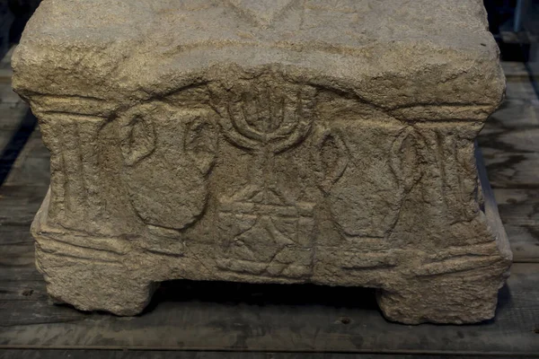 De oude Magdala steen gelegen in een 1ste eeuwse synagoge graven Stockfoto