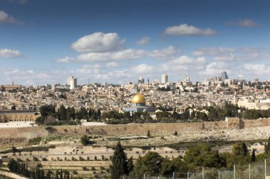 İsrail 'in Kudüs şehrine tepeden bakan Panorama' da Kaya Kubbesi ve Batı Duvarı da dahil. Zeytin Dağı 'ndan alınmış..