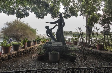 Tabgha. İsrail. 27 Ocak 2020: Tabgha, İsrail 'deki Galilee Denizi kıyılarında bulunan Aziz Peter Kilisesi' nin avlusunda duran bronz heykel. İsa Peter 'a 