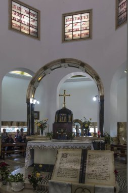 Güzellikler Tepesi. İsrail. 27 Ocak 2020: İsrail 'deki Galilee Denizi' ndeki Güzellik Dağı 'nda bulunan kilisenin iç kısımlarında vitray ve İncil' deki duaların gözle görülür içeriği.