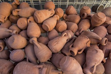 Küçük kil kaplar, İsrail 'deki Cana Celile' den hediyeler, bir düğünde İsa 'nın suyu şaraba dönüştürdüğü yerden.