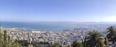 Tepeden Hayfa manzarası. Bahai 'nin kısmen görünür bahçeleri (Bahai Mabedi), İsrail' in Hayfa kentindeki Carmel Dağı 'nda inşa edilen Bahai inananlar için kutsal bir hac ibadeti..