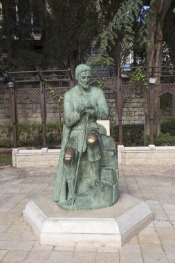 Aziz Yusuf 'un heykeli, İsa' nın koruyucusu, Aziz Yusuf 'un mabedi ile İsrail Bazilikası arasında.