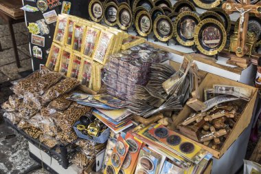 İsrail, Nasıra 'da bir tezgahta duran kutsal topraklardan çeşitli hatıralar.