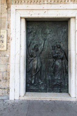 İsrail 'in Hayfa kentindeki Slella Maris Bazilikası' na açılan süslü bir kapı Elijah ve Meryem 'i İsa ve Carmelite Scapular ile resmediyor.