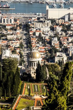 Tepeden Hayfa manzarası. Bahai 'nin kısmen görünür bahçeleri (Bahai Mabedi), İsrail' in Hayfa kentindeki Carmel Dağı 'nda inşa edilen Bahai inananlar için kutsal bir hac ibadeti..