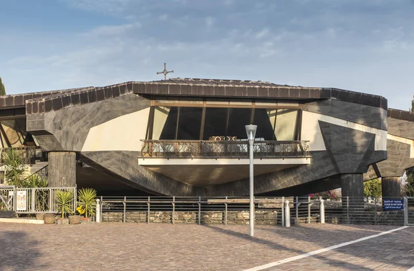 İsrail 'in Capernaum kentindeki günümüz Aziz Peter Kilisesi bir Bizans kilisesinin kalıntılarının üstüne ve İsa' nın ikamet ettiği Simon Peter evinin bulunduğu yere inşa edilmiştir.