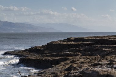 İsrail 'de Ölü Deniz kıyısının bir parçası
