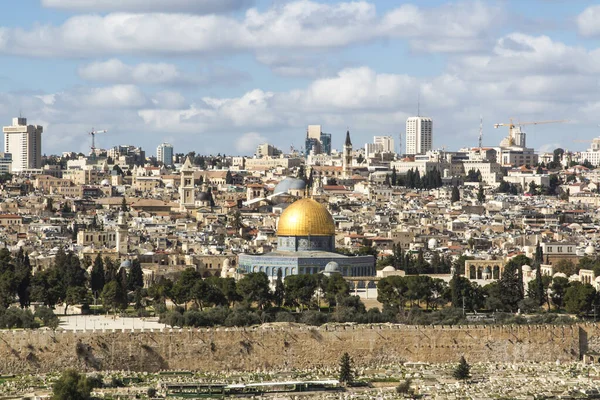 stock image Panorama overlooking the Old City of Jerusalem, Israel, including the Dome of the Rock and the Western Wall. Taken from the Mount of Olives.