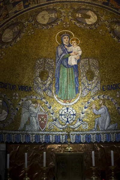 Kudüs, İsrail, 30 Ocak 2020: İsrail 'in Kudüs kentindeki Dormition Abbey' in dekoratif iç mimarisi