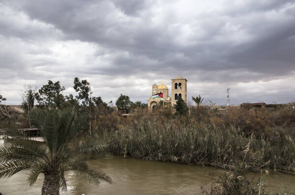 Каср-эль-Яхуд близ Иерихона, по преданию, это место, где израильтяне перешли реку Иордан, где был крещен Иисус. Граница Израиля с Иорданией в январе 2020 года