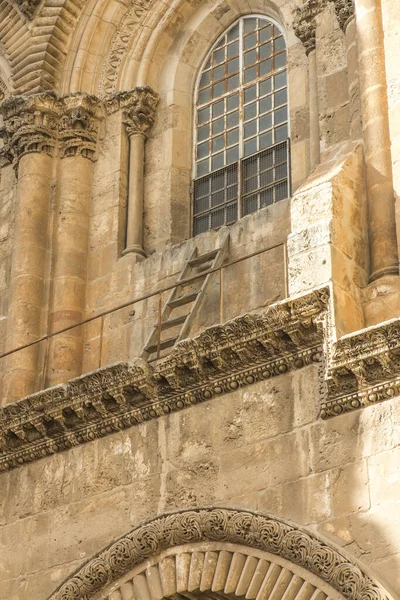 耶路撒冷圣墓大教堂的立面 在那里有一个梯子是不能移动的 — 图库照片