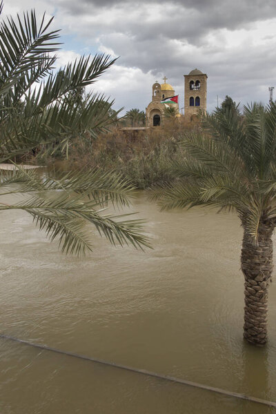 Каср-эль-Яхуд близ Иерихона, по преданию, это место, где израильтяне перешли реку Иордан, где был крещен Иисус. Граница Израиля с Иорданией в январе 2020 года