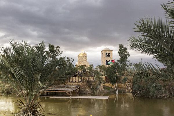 Каср-эль-Яхуд близ Иерихона, по преданию, это место, где израильтяне перешли реку Иордан, где был крещен Иисус. Граница Израиля с Иорданией в январе 2020 года