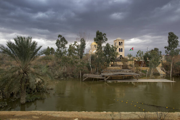 Каср-эль-Яхуд близ Иерихона, по преданию, это место, где израильтяне перешли реку Иордан, где был крещен Иисус. Граница Израиля с Иорданией в январе 2020 года