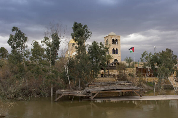 Каср-эль-Яхуд близ Иерихона, по преданию, это место, где израильтяне перешли реку Иордан, где был крещен Иисус. Граница Израиля с Иорданией в январе 2020 года