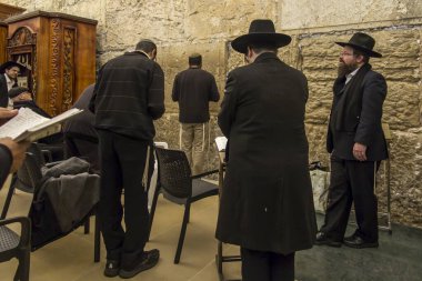 Kudüs, İsrail - 30 Ocak 2020: Kudüs, İsrail 'deki Ağlama Duvarı yakınlarındaki namaz sırasında İsrailli erkekler.