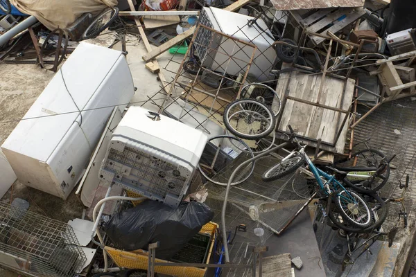 在以色列耶路撒冷的一座房子的屋顶上填埋各种不必要的东西和废物 — 图库照片