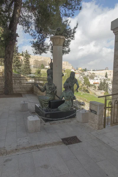 在以色列耶路撒冷Gallicantu的圣彼得教堂的庭院中 与使徒彼得在中间的雕塑团体 甚至不认识他 — 图库照片