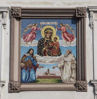 Czestochowa, Polonya, 19 Mart 2020: Czestochowa 'daki Jasna Gora' da Meryem Ana 'nın mabedinin duvarlarından birinde renkli mozaik.