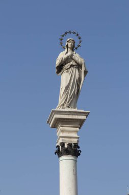Jasna Gora Manastırı 'nın önündeki meydanın ortasında Meryem Anıtı - Czestochowa (Heykel Kamila Drapikowski))