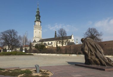 Mart 2020 'de Polonya' nın Czestochowa kentindeki Jasna Gora 'daki Meryem Anıtı' nın önündeki Kardinal Stefan Wyszynski anıtı. Tapınağın önündeki meydanda koroner virüs salgını yüzünden kiliselerden başka kimse yok.