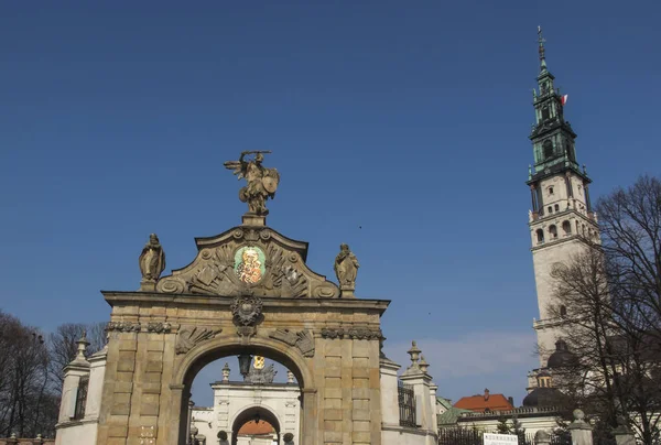 捷克托洛瓦 2020年3月19日 在捷克托洛瓦的亚斯纳戈拉 神的母亲的圣地的入口大门 由于Coronavirus Covid 19流行病 没有人 但教堂是开放的 — 图库照片
