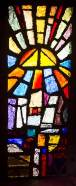 Nasıra, İsrail, 25 Ocak 2020: Annunciation Bazilikası - bazilikanın içinden görünen renkli vitraylı pencereler