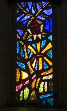 Nasıra, İsrail, 25 Ocak 2020: Annunciation Bazilikası - bazilikanın içinden görünen renkli vitraylı pencereler