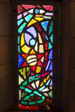 Nasıra, İsrail, 25 Ocak 2020: Annunciation Bazilikası - bazilikanın içinden görünen renkli vitraylı pencereler