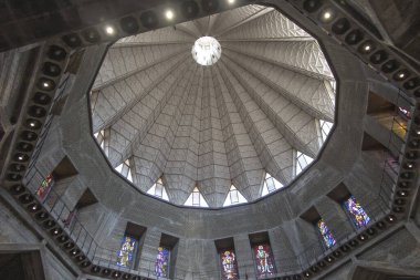 Nasıra, İsrail, 26 Ocak 2020: Annunciation Bazilikası Katolik geleneğine göre Bakire Meryem 'in evi olan bir yerde inşa edildi. Tavan kubbesi.