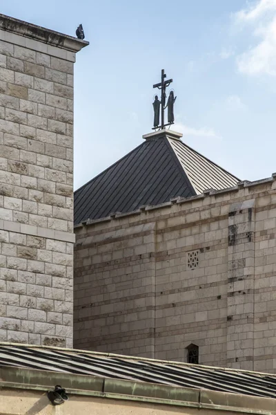 Krzyż Dachu Pobliżu Kopuły Bazyliki Zwiastowania Pańskiego Nazarecie Izrael — Zdjęcie stockowe