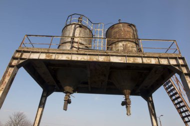 Teknolojik kurulumdan sonra eski paslı endüstriyel tanklar kaldı