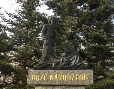 Lesniow, Zarki, Polonya, 31 Mart 2019: Lesniow, Polonya 'da, Silezya' da Tanrı 'nın Doğumu' nda Tanrı 'nın Kutsal Annesi tarafından çevrelenmiş tespih sırları