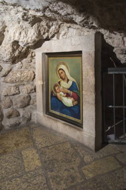 BeTHLEHEM ISRAEL 28 Ocak 2020: St. Mary 'nin modern ikonu ve Beytüllahim' deki Milk Grotto 'daki çocuk.