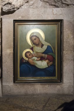 BeTHLEHEM ISRAEL 28 Ocak 2020: St. Mary 'nin modern ikonu ve Beytüllahim' deki Milk Grotto 'daki çocuk.