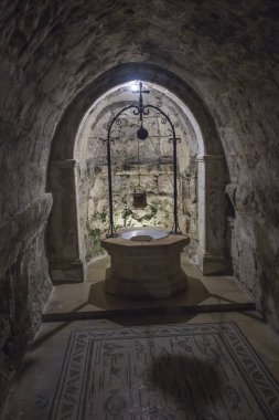 Ein Kerem, Kudüs 28 Ocak 2020: Bakire Meryem 'in kuzeni Elisabeth' in Ein Karen, İsrail 'deki evinin bulunduğu yerdeki Ziyaret Kilisesi' nin İçi