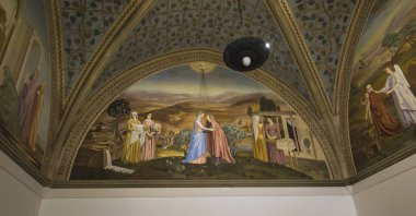 Ein Karem, Kudüs, İsrail, 29 Ocak 2020: Fresco, Elizabeth ile En Kerem, İsrail 'deki En Sığınak' ta Mary 'nin buluşmasını resmediyor.