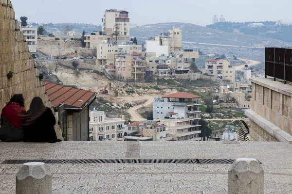 Zwei Frauen Sitzen Auf Der Treppe Und Beobachten Bethlehem Der — Stockfoto