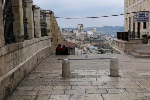 Dos Mujeres Sentadas Las Escaleras Mirando Alrededor Belén Autoridad Palestina —  Fotos de Stock